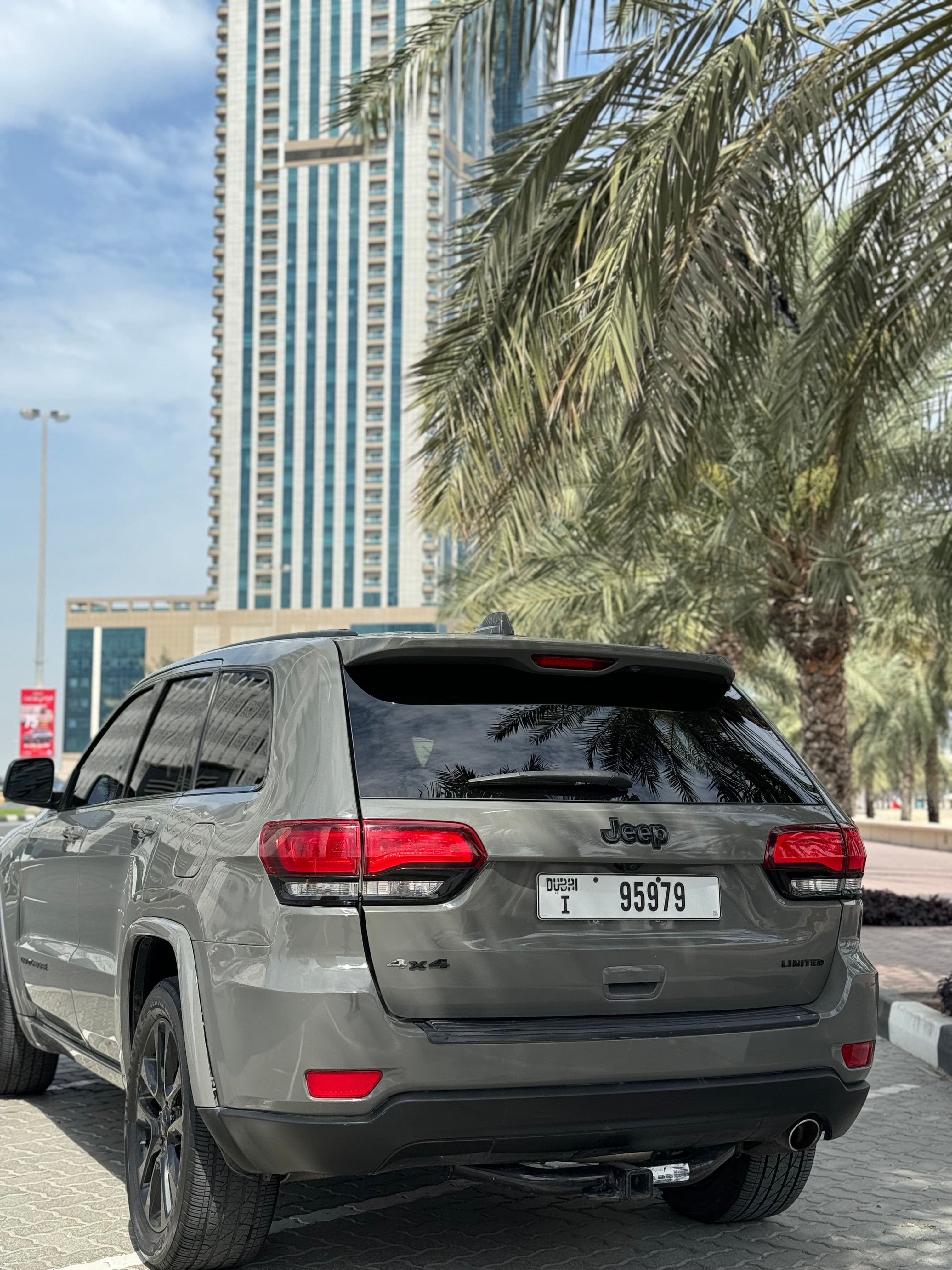 Jeep grand cherokee view 4