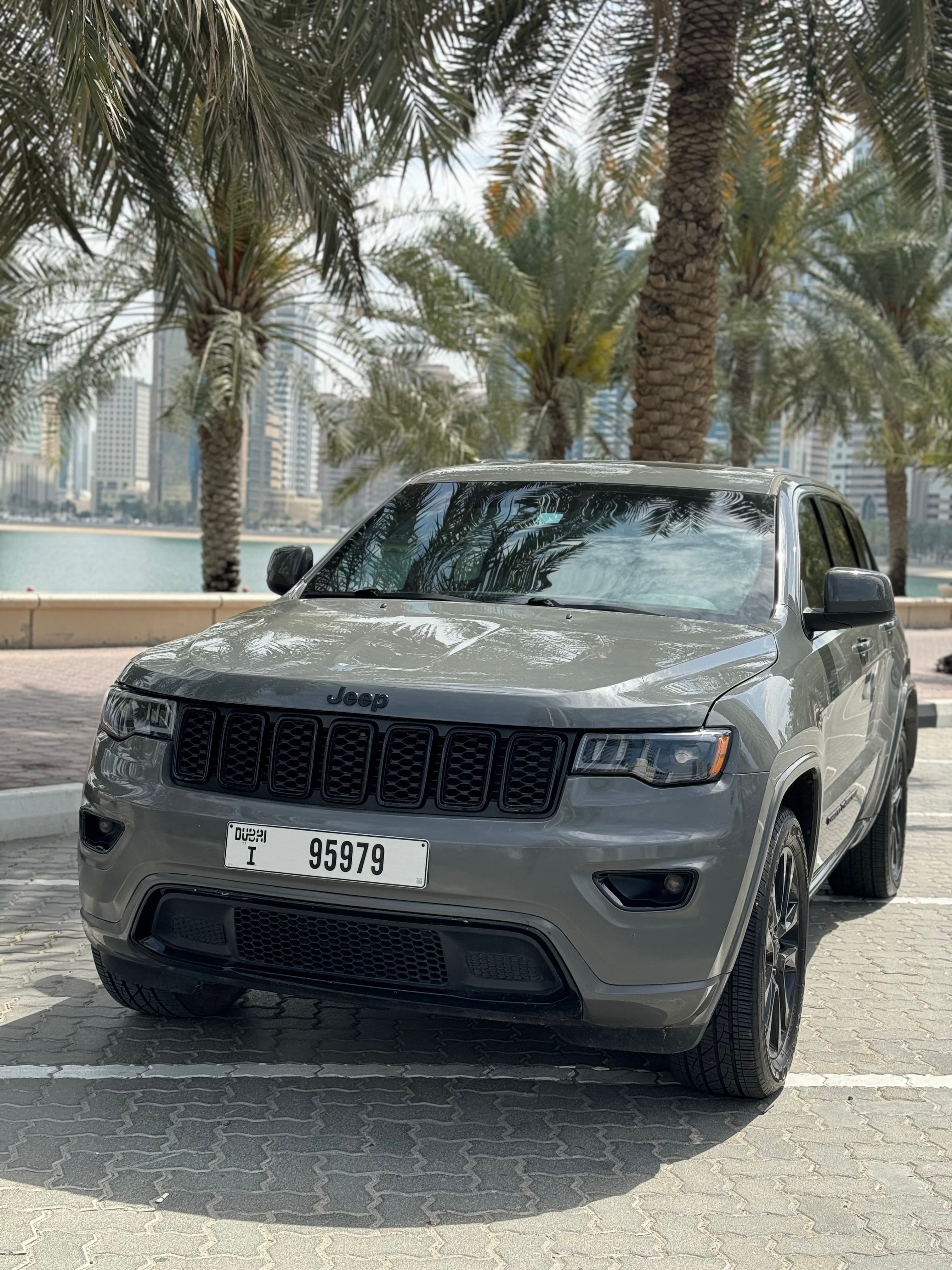Jeep grand cherokee view 3
